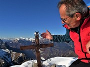 57 Alla crocetta di vetta del Monte Aralalta (2006 m)